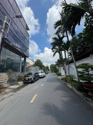 chỉ 37.5 tỷ. mặt tiền kế xuân thủy, cụm quốc hương. dt(7.5x25m). cn:205m2. nhà 4 tầng. hồ bơi.