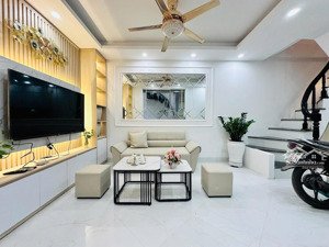 bán nhà riêng tại cầu giấy, 7,7 tỷ, 28m2, 3pn, 4wc, 5 tầng, mặt tiền 6.5m