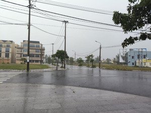 dt 100m2, giá 2.65 tỷ, đường 7.5m, lề 4 m kđt ngọc dương, 1 bên sông, 1 bên biển