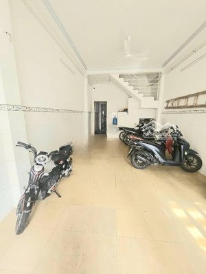 bán nhà ni sư huỳnh liên, gần hẻm xe hơi. 70m2 x 3 tầng, 4m x 18m. gồm 10 phòng cho thuê. 7,3 tỷ.