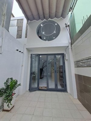 chính chủ bán nhà cù lao. dt 40m2(4mx10m) 1trệt 1lầu 3 phòng ngủ, 2 nhà vệ sinh. hẻm oto.giá1ty9