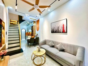 nhà nhỏ trêt lầu sát hẻm xe hơi trần khắc chân, p.15 phú nhuận (nay là p. cầu kiệu).