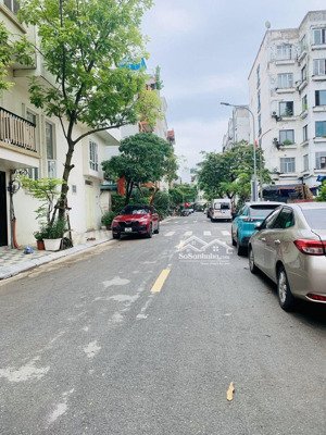 1 căn duy nhất mặt phố phúc hoa, 78m2,mt:8 giá 24.5 tỷ, lô góc, vỉa hè 3 ô tô tránh.
