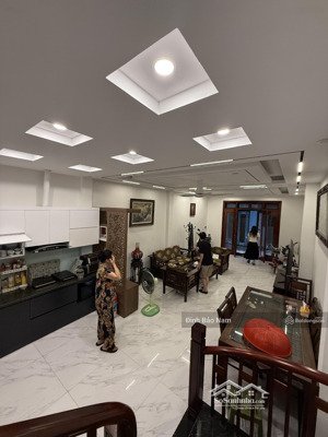 nguyễn văn cừ - 51m 5t mt 4.6m - ngõ ô tô thông - 30m bãi ô tô - 5p ngủ - có ô chờ thang máy