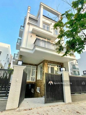 cho thuê biệt thự 70tr/tháng 6pn full nội thất,q.2 - 417m2 sàn, sân vườn, vào ở ngay lh 