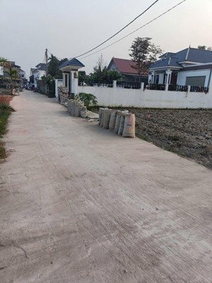 lô góc hai măt tiền .làn hai trục liên xã .đường thông thoáng diên tích 117m2 .mặt tiền 5.7m