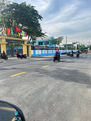 lô góc. măt tiền đg dh2. xuân phú. hoà khánh.