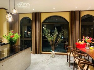 ngọc thuỵ mặt tiền quyền lực. đường trước nhà 10m. thang máy- gara ô tô- kinh doanh đỉnh