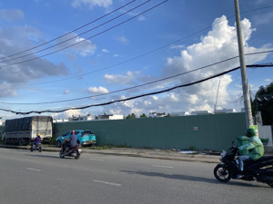 bán nhà mt đường liên phường 70x70m có 250m thổ cư 250tỷ