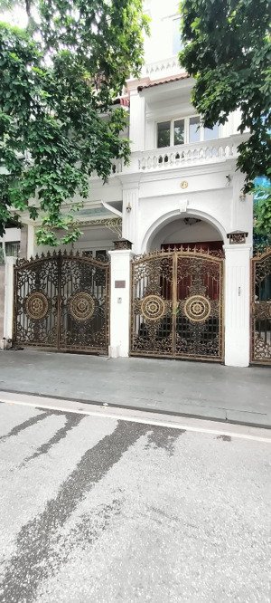 cho thuê nhà biệt thự thành thái - công viên cầu giấy. dt 170m2, 3 tầng, mt 10m, giá 50 triệu