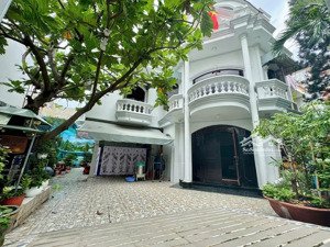 bán biệt thự quận 7 223m², sân vườn xanh mát, đậu 5 ô tô, kiến trúc tân cổ điển sang trọng