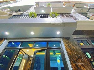 bán nhà hoàng quốc việt, cầu giấy 40m2 - 5 tầng mt 4m, giá 9 tỷ