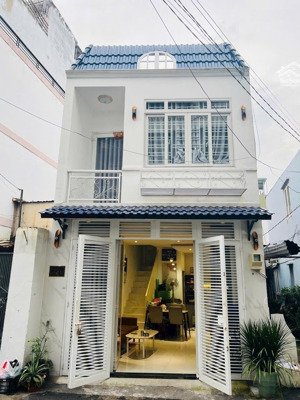 chính chủ bán gấp căn nhà hẻm 8m ,khu đồng bộ cực víp ,sổ hồng riêng tặng full nội thất,giá chỉ 3.t