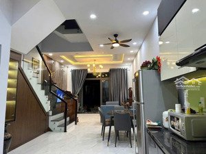 bán nhà mới xây 3 tầng full nội thất dt 81m2 ngang 5m, đường bê tông oto vào tận nhà, giá 4,2 tỷ tl