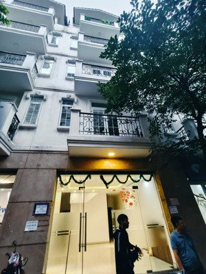 cho thuê nhà liền kề 96 nguyễn huy tưởng- nhà đẹp thang máy- 8 phòng. dt 75m2, 5 tầng. 45 triệu/th