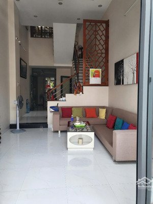 nhà đẹp cần bán khu dân cư sầm uất đường hoàn kiếm có sân để xe, sân thượng thoáng