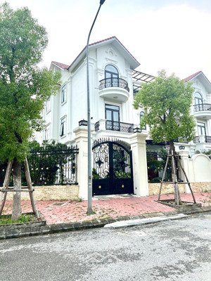 cho thuê nhà biệt thự nguyên căn 230m2x3,5t, mặt tiền 12m. thang máy, nhà mới keeng. kđt văn phú