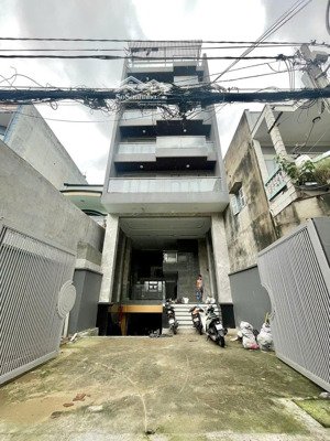 cho thuê tòa nhà đường yên thế khu sân bay. dt: 7x22m. hầm 4 lầu sân thượng. sàn suốt rộng.