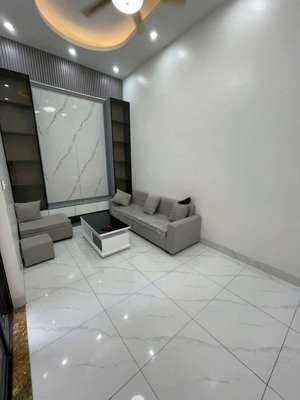 6.8 tỷ dt 30m2 4.5 tầng, mặt tiền 9.74m tân mai - hoàng mai lh: 