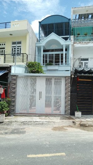 sát mặt tiền bình phú. 1t,1l,1th. sân rộng để xe hơi, mới sơn sửa