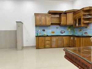 cho thuê nhà nguyên căn 1 trệt 1 lầu ngay cổng 2 sân bay