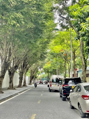 mặt phố trung tâm ba đình : 61m2 - mặt tiền 4m - mặt đường lớn - đang cho thuê showroom kinh doanh