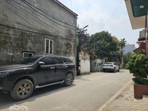 nhà xây mới 4 tầng x50m , vf3 vào nhà , ngõ thông , gần chợ , sân riêng để oto , full nội thất