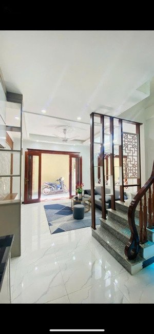 hiếm nhà tân cổ điển phúc lợi gần ô tô tránh 5 tỷ tiểu học