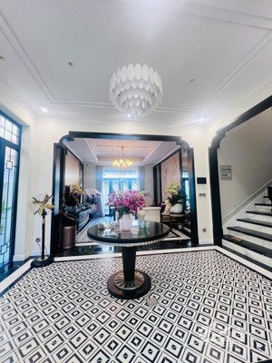 biệt thự siêu đẹp khu 216 nguyễn văn hưởng,ngay trường qt bis thảo điền.dt: 10x20 3 lầu chỉ 69ty8