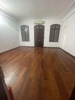 cho thuê căn nhà dt 80m2 x 4 tầng ngõ 61 phố phạm tuấn tài, giá 28 triệu/tháng