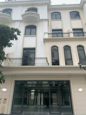 bán bt kinh đô sát vincom 84m2, mt 7m, ht cơ bản có thang máy. lh 