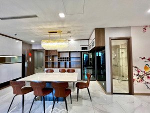 cho thuê 4 phòng ngủ tòa landmark 81 tầng trung, view sông