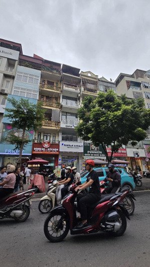 cần bán gấp tòa nhà 6 tầng 173m2. giá 169 tỷ. mặt tiền khủng 4,5m