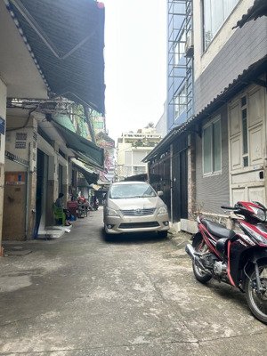 bán nhà ngay sau đh ngoại thương ung văn khiêm d5 - 117m2 đất, 3 tầng kiên cố, làm ktx thu 70tr/th