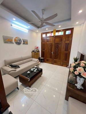 siêu hot cc gửi bán nhà 4 tầng 1 tum
lô góc lai xá phun nội thất tầng 1 phòng khách + bế