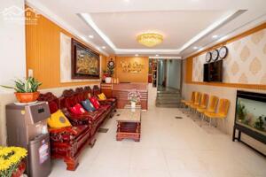 Bán tòa nhà căn hộ 6 tầng đường Mê Linh - Nha Trang, DT 101mv, sổ hoàn công, cách bãi tắm 500m