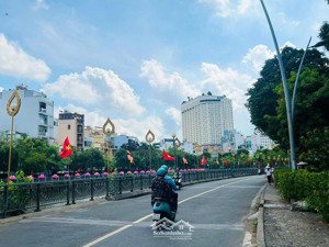 bán nhà hxh 4m ngay phạm văn hai, p3 - bờ kè trường sa. dt: 6.3x10m [vuông vức]. chỉ 7.7 tỷ