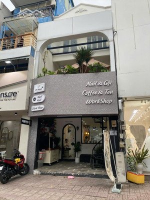 hiếm nhà mặt tiền lê văn sỹ, quận 3. ngang 5m, có sân để xe rộng rãi. giá chỉ 32 triệu/tháng