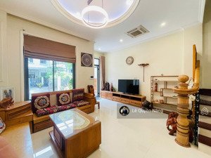cần cho thuê gấp nhà phố full nội thất giá 30tr/tháng ngay lakeview city quận 2. cạnh hồ bơi