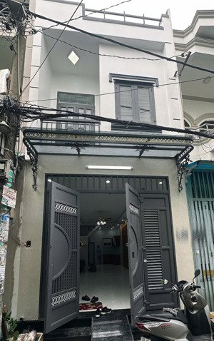 nhà hẻm xe tải thông, xây kiên cố, gần chợ tân hương, giá hơn 5 tỷ