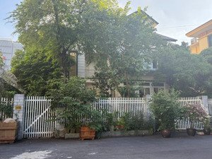 biệt thự vườn đào, 150 tỷ, 252m2,5 tầng có thang máy view đẹp tại lạc long quân, tây hồ, hà nội