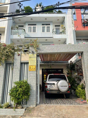 bán nhanh biệt thự - xe hơi tới tận cửa, trong nhà có hồ cá coi, gần chùa hoằng pháp, hóc môn