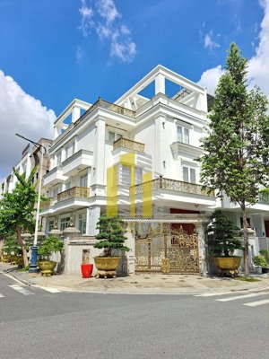 biệt thự góc 2 mặt tiền đủ nội thất cao cấp giá 120 triệu