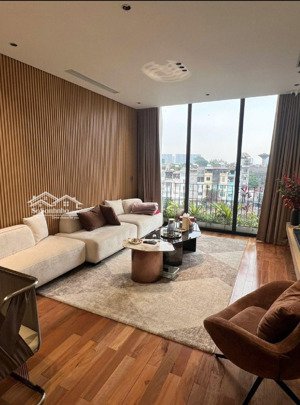 mặt phố lớn - vỉa hè rộng - kinh doanh đắc địa - 42 m2 - nguyễn văn cừ