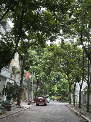 bán nhà liền kề văn phú view vườn hoa, vị trí đắc địa, giá thỏa thuận. diện tích 90m2, xây 4.5tầng