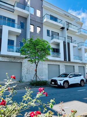 duy nhất căn liền kề him lam green park giá 7.x tỷ. 75m2 view chéo vườn hoa.liên hệ 