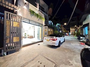 xe hơi đậu trước nhà 2 mặt tiền hẻm thông ra nhiều đường vị trí xung quanh an ninh cư dân đông đúc