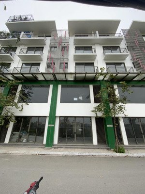 24.6 tỷ có 90m2 đất, 550m2 sử dụng view trường học. giá rẻ hơn vin cổ loa 80 triệu/m2. 