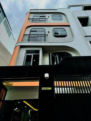 chủ bán lấy vốn làm ăn. nhà 33m2 huỳnh văn bánh gần ngã 4 lê văn sỹ, xây 3 tầng. shr