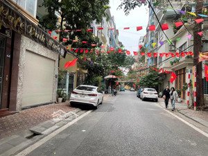 bán nhà mặt phố khu nguyễn hoàng. vỉa hè ô tô tránh, kinh doanh, nhà 7 tầng thang máy đẹp vẫn mới.